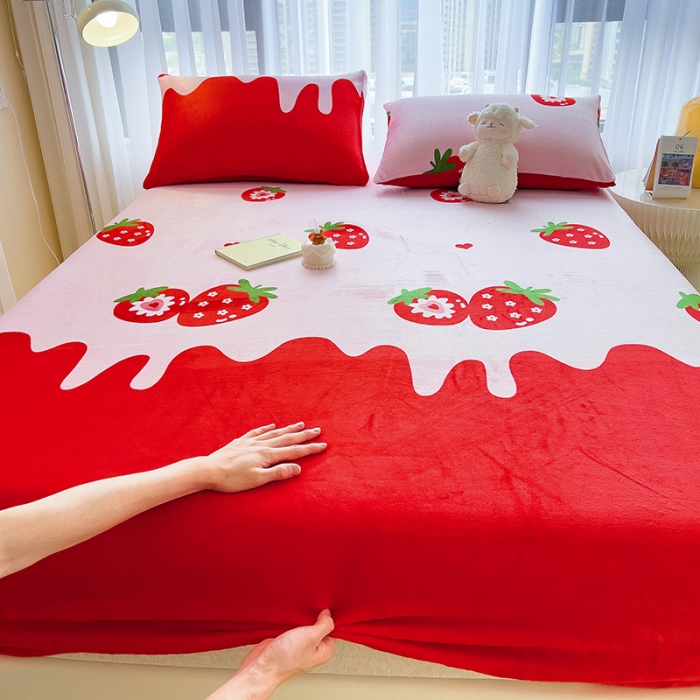 91家纺网 家纺一手货源 找家纺 芃成家纺 2023新款牛奶绒印花床笠 草莓之恋