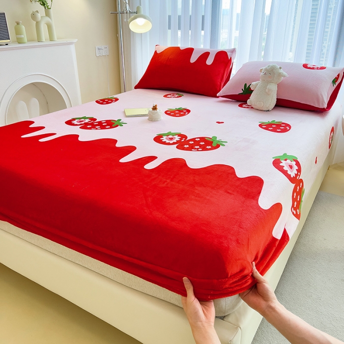 91家纺网 家纺一手货源 找家纺 芃成家纺 2023新款牛奶绒印花床笠 草莓之恋