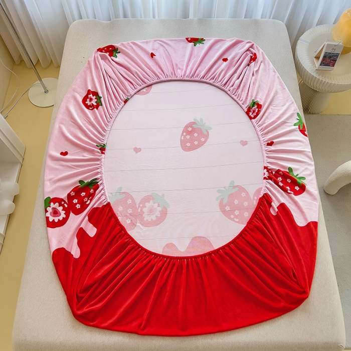 91家纺网 家纺一手货源 找家纺 芃成家纺 2023新款牛奶绒印花床笠 草莓之恋