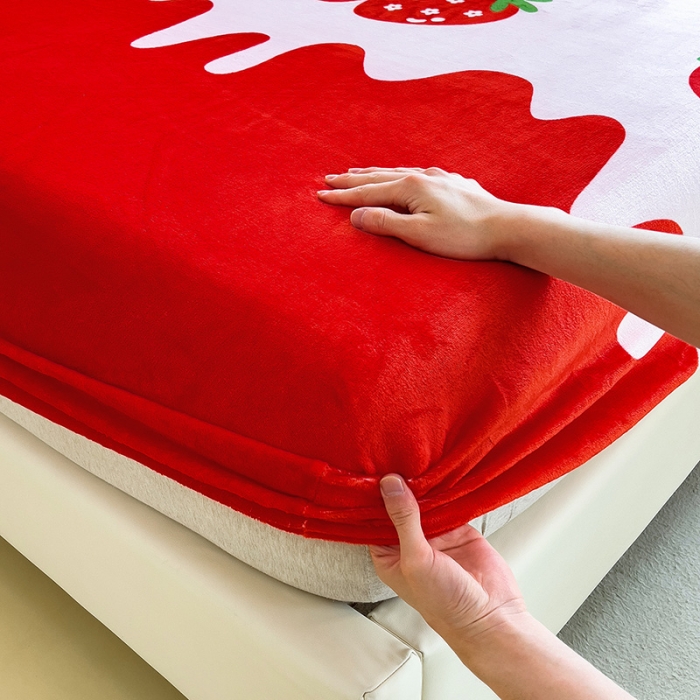 91家纺网 家纺一手货源 找家纺 芃成家纺 2023新款牛奶绒印花床笠 草莓之恋