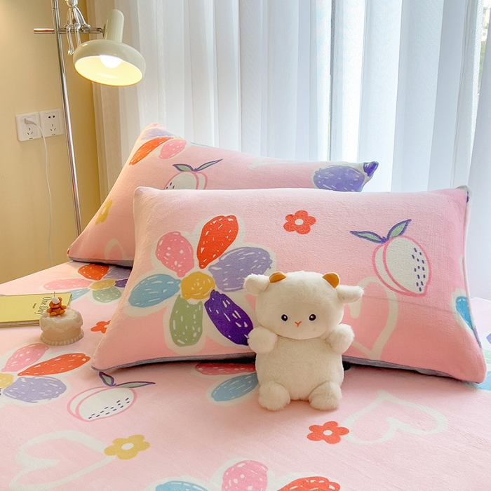 91家纺网 家纺一手货源 找家纺 芃成家纺 2023新款牛奶绒印花床笠 初恋小事