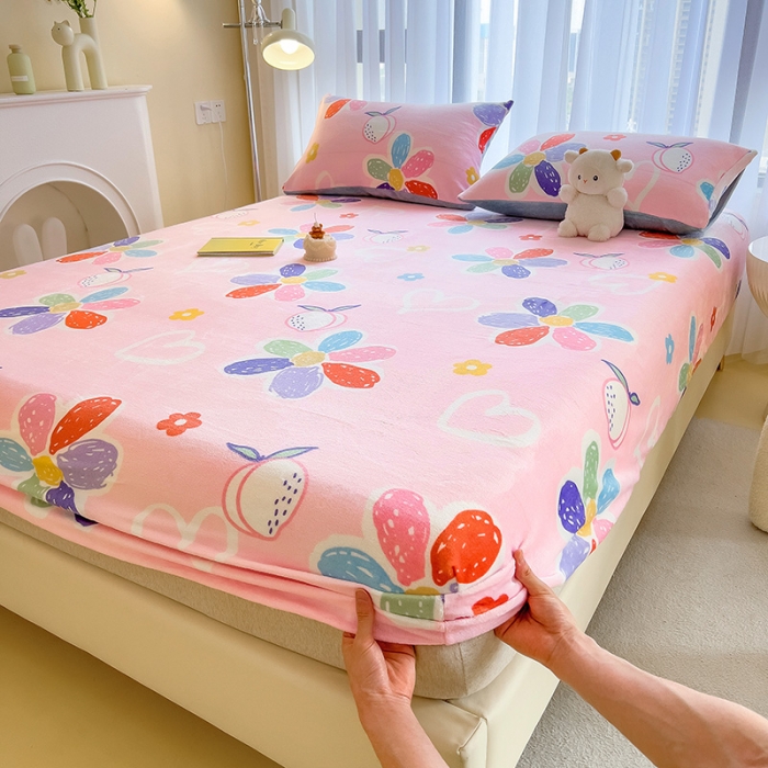 91家纺网 家纺一手货源 找家纺 芃成家纺 2023新款牛奶绒印花床笠 初恋小事