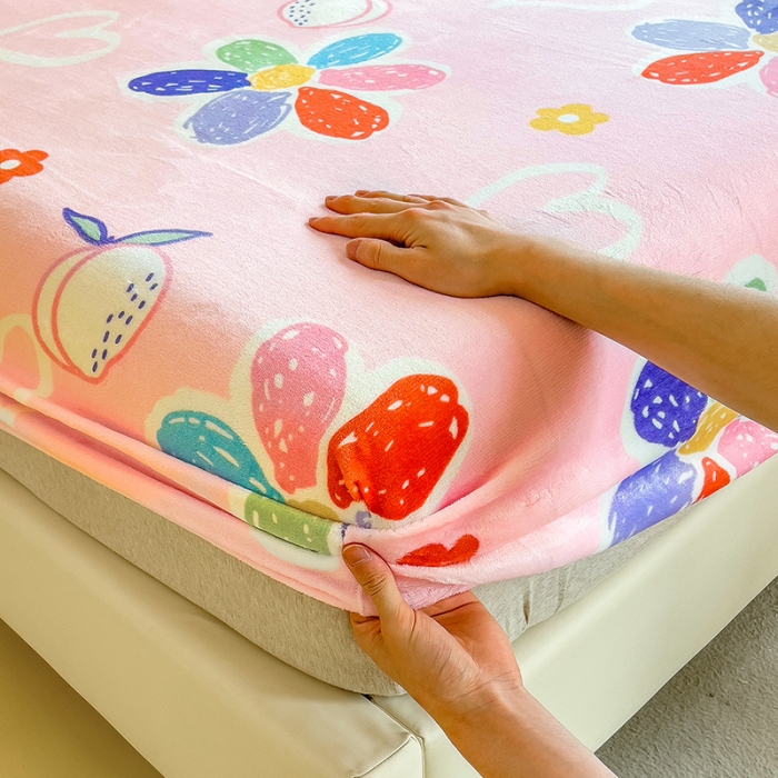 91家纺网 家纺一手货源 找家纺 芃成家纺 2023新款牛奶绒印花床笠 初恋小事