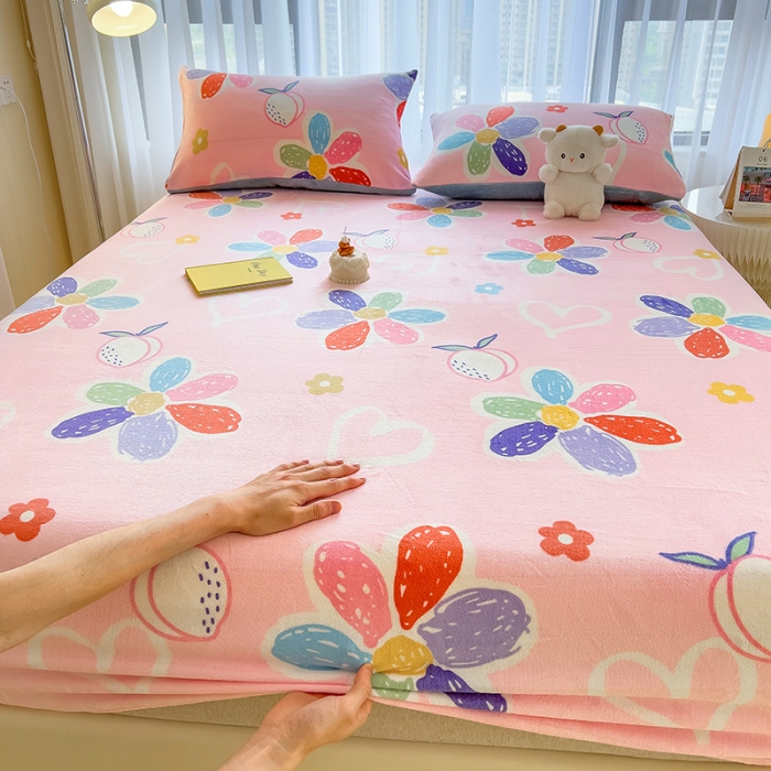 91家纺网 家纺一手货源 找家纺 芃成家纺 2023新款牛奶绒印花床笠 初恋小事