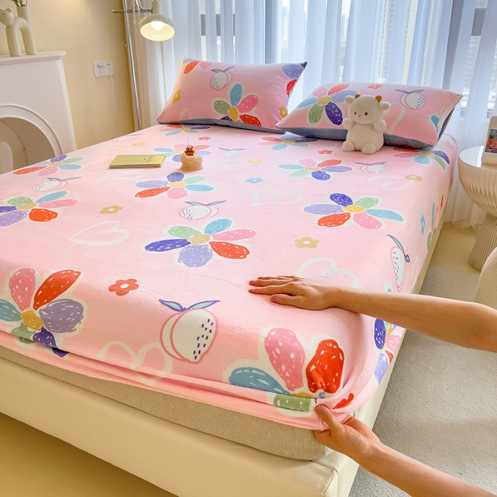 91家纺网 家纺一手货源 找家纺 芃成家纺 2023新款牛奶绒印花床笠 初恋小事