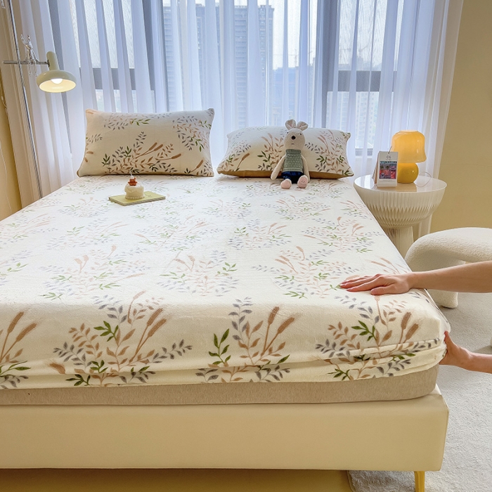 91家纺网 家纺一手货源 找家纺 芃成家纺 2023新款牛奶绒印花床笠 春意盎然