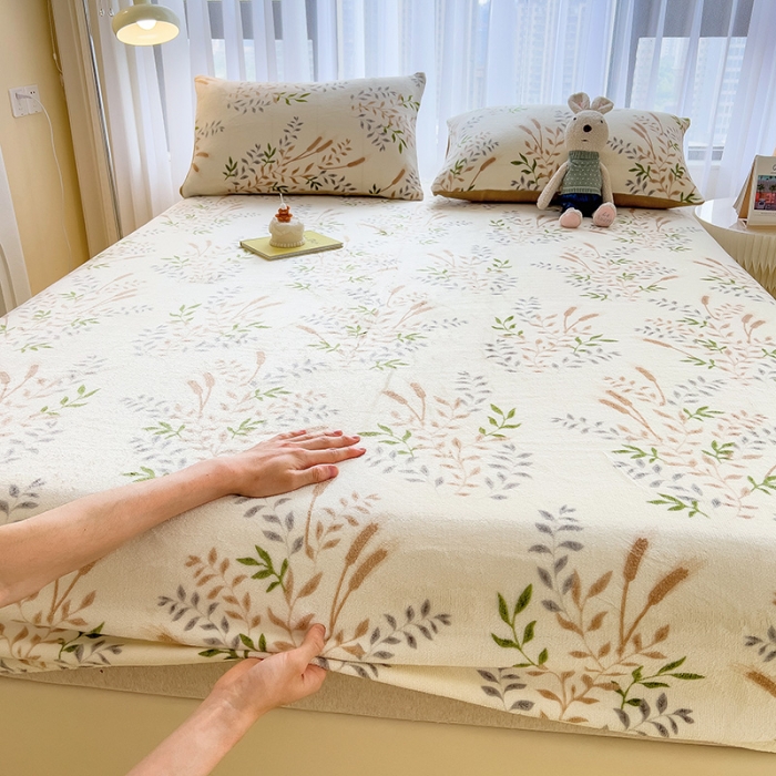 91家纺网 家纺一手货源 找家纺 芃成家纺 2023新款牛奶绒印花床笠 春意盎然