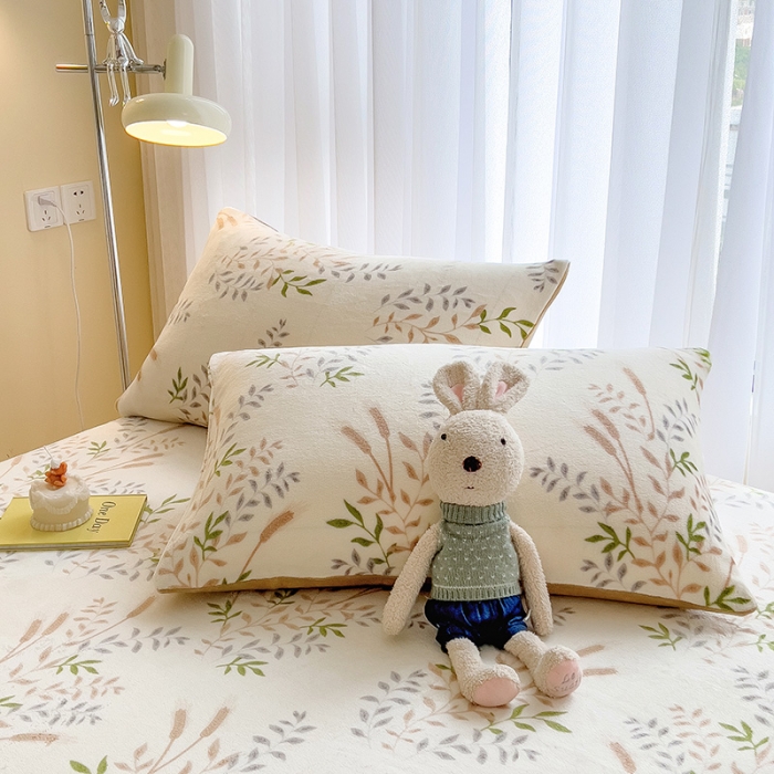 91家纺网 家纺一手货源 找家纺 芃成家纺 2023新款牛奶绒印花床笠 春意盎然