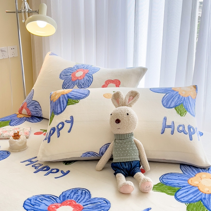 91家纺网 家纺一手货源 找家纺 芃成家纺 2023新款牛奶绒印花床笠 花意流年