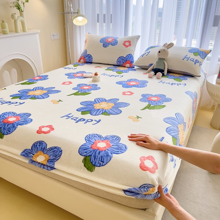 91家纺网 家纺一手货源 找家纺 芃成家纺 2023新款牛奶绒印花床笠 花意流年