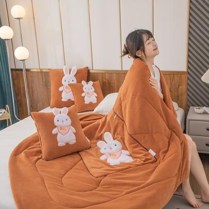 91家纺网 家纺一手货源 找家纺 翰轩家居 2023新款牛奶绒贴布绣萌萌兔抱枕被 萌兔兔-牛奶绒焦糖