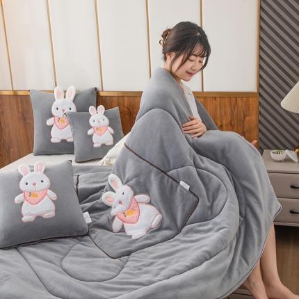 91家纺网 家纺一手货源 找家纺 翰轩家居 2023新款牛奶绒贴布绣萌萌兔抱枕被 萌兔兔-牛奶绒灰