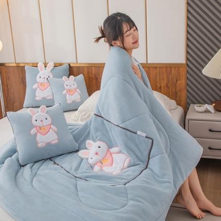 91家纺网 家纺一手货源 找家纺 翰轩家居 2023新款牛奶绒贴布绣萌萌兔抱枕被 萌兔兔-牛奶绒奶油蓝