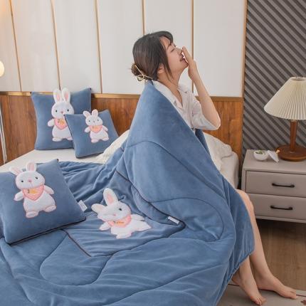 91家纺网 家纺一手货源 找家纺 翰轩家居 2023新款牛奶绒贴布绣萌萌兔抱枕被 萌兔兔-牛奶绒牛仔蓝