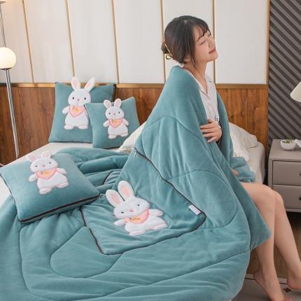 91家纺网 家纺一手货源 找家纺 翰轩家居 2023新款牛奶绒贴布绣萌萌兔抱枕被 萌兔兔-牛奶绒蔚蓝