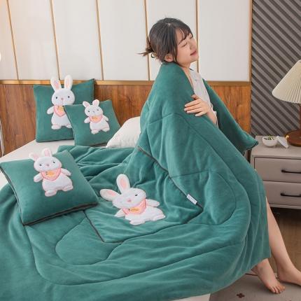 91家纺网 家纺一手货源 找家纺 翰轩家居 2023新款牛奶绒贴布绣萌萌兔抱枕被 萌兔兔-牛奶绒云山绿