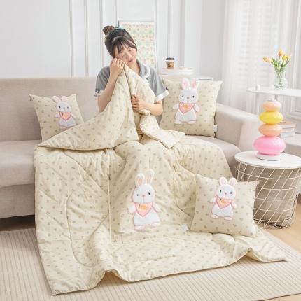 91家纺网 家纺一手货源 找家纺 翰轩家居 2023新款水洗棉麻植物精油香薰萌萌兔抱枕被 萌萌兔-花季米咖