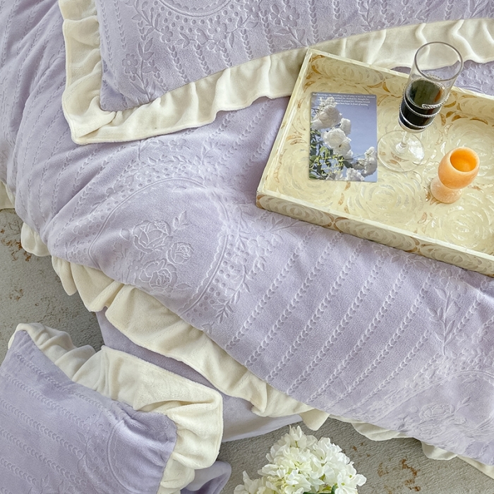 91家纺网 家纺一手货源 找家纺 萝莉家纺 2023新款公主风加厚牛奶绒立体压花四件套 菲尔紫