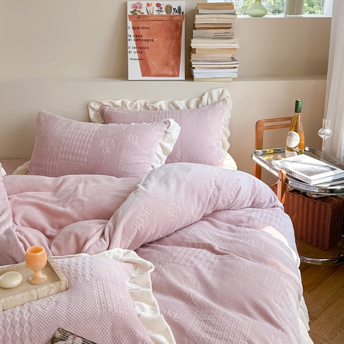 91家纺网 家纺一手货源 找家纺 萝莉家纺 2023新款公主风加厚牛奶绒立体压花四件套 玫瑰花粉