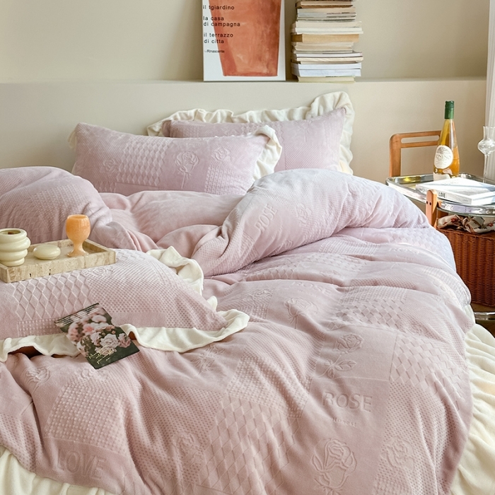 91家纺网 家纺一手货源 找家纺 萝莉家纺 2023新款公主风加厚牛奶绒立体压花四件套 玫瑰花粉