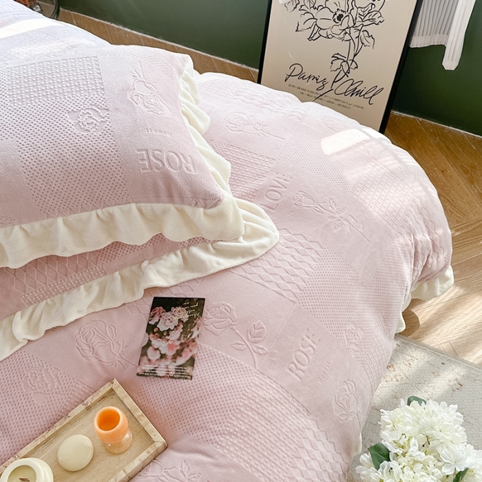 91家纺网 家纺一手货源 找家纺 萝莉家纺 2023新款公主风加厚牛奶绒立体压花四件套 玫瑰花粉