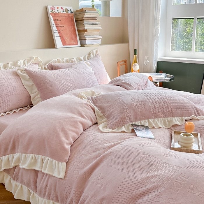 91家纺网 家纺一手货源 找家纺 萝莉家纺 2023新款公主风加厚牛奶绒立体压花四件套 玫瑰花粉