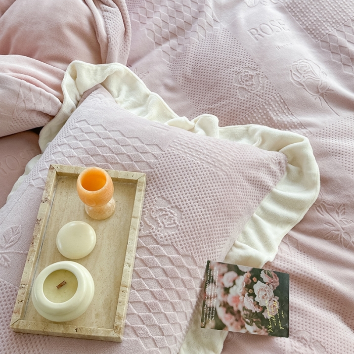 91家纺网 家纺一手货源 找家纺 萝莉家纺 2023新款公主风加厚牛奶绒立体压花四件套 玫瑰花粉