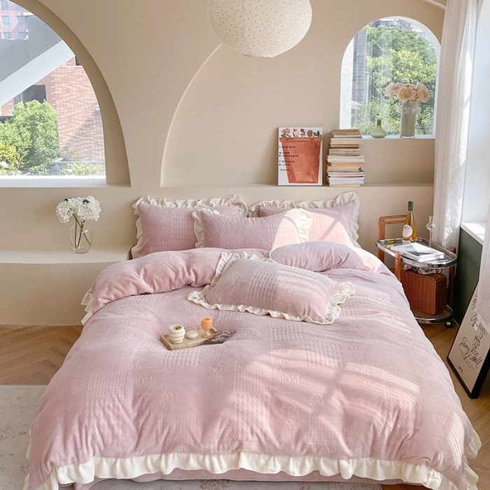 91家纺网 家纺一手货源 找家纺 萝莉家纺 2023新款公主风加厚牛奶绒立体压花四件套 玫瑰花粉