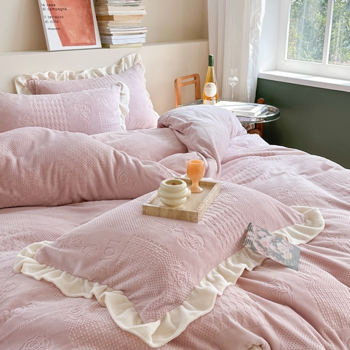 91家纺网 家纺一手货源 找家纺 萝莉家纺 2023新款公主风加厚牛奶绒立体压花四件套 玫瑰花粉