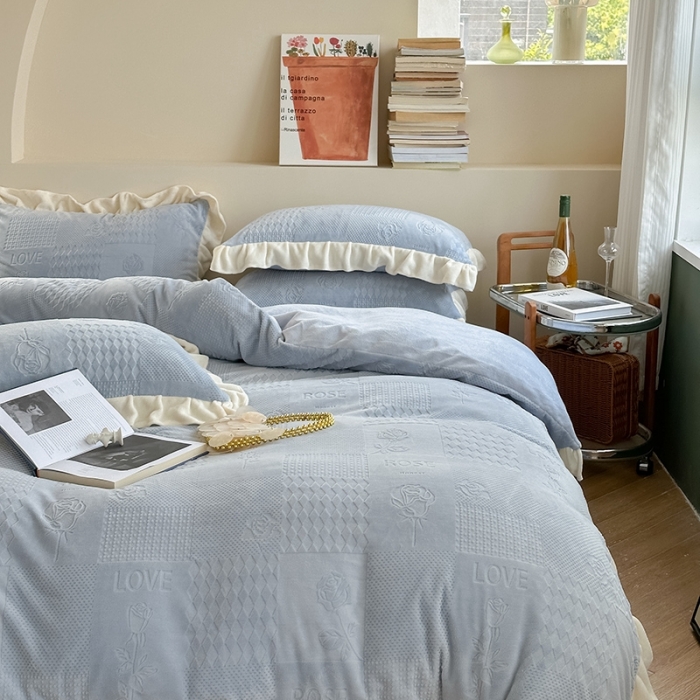 91家纺网 家纺一手货源 找家纺 萝莉家纺 2023新款公主风加厚牛奶绒立体压花四件套 玫瑰花蓝