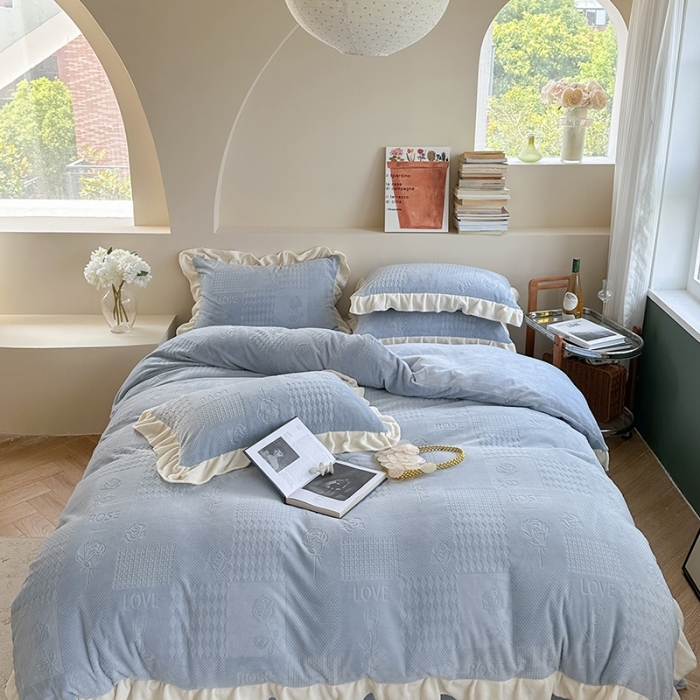 91家纺网 家纺一手货源 找家纺 萝莉家纺 2023新款公主风加厚牛奶绒立体压花四件套 玫瑰花蓝