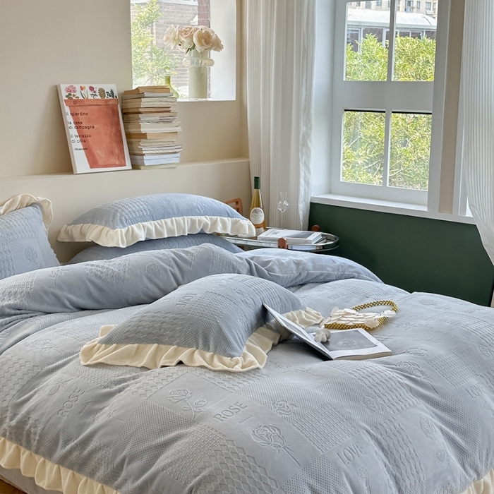 91家纺网 家纺一手货源 找家纺 萝莉家纺 2023新款公主风加厚牛奶绒立体压花四件套 玫瑰花蓝