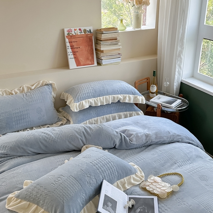 91家纺网 家纺一手货源 找家纺 萝莉家纺 2023新款公主风加厚牛奶绒立体压花四件套 玫瑰花蓝