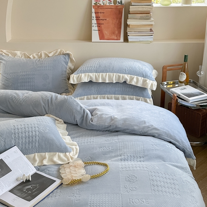 91家纺网 家纺一手货源 找家纺 萝莉家纺 2023新款公主风加厚牛奶绒立体压花四件套 玫瑰花蓝