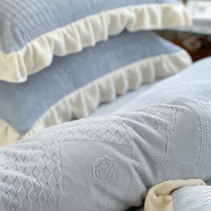 91家纺网 家纺一手货源 找家纺 萝莉家纺 2023新款公主风加厚牛奶绒立体压花四件套 玫瑰花蓝