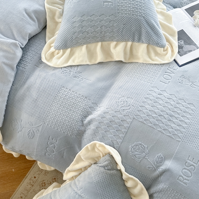 91家纺网 家纺一手货源 找家纺 萝莉家纺 2023新款公主风加厚牛奶绒立体压花四件套 玫瑰花蓝