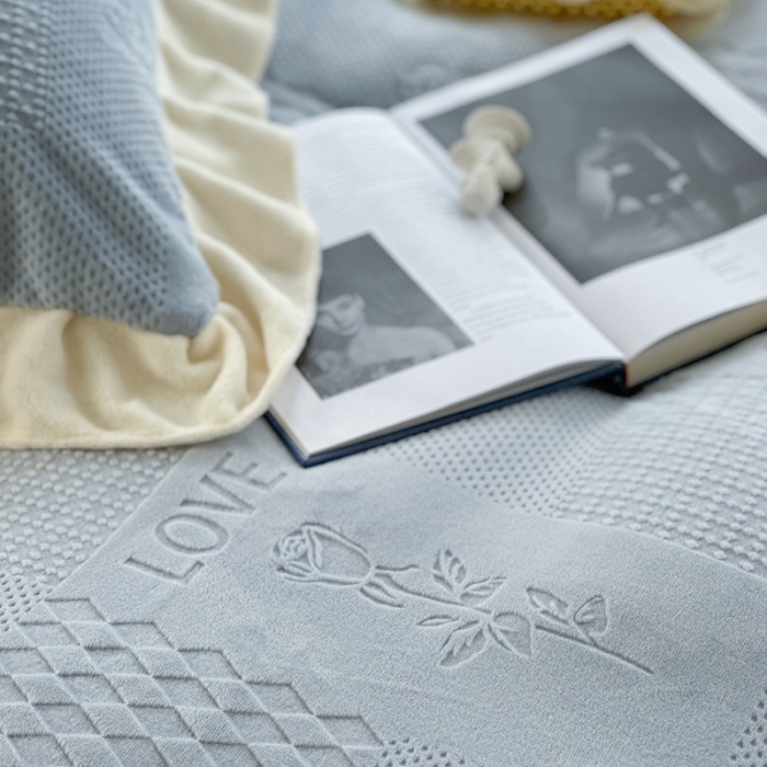 91家纺网 家纺一手货源 找家纺 萝莉家纺 2023新款公主风加厚牛奶绒立体压花四件套 玫瑰花蓝