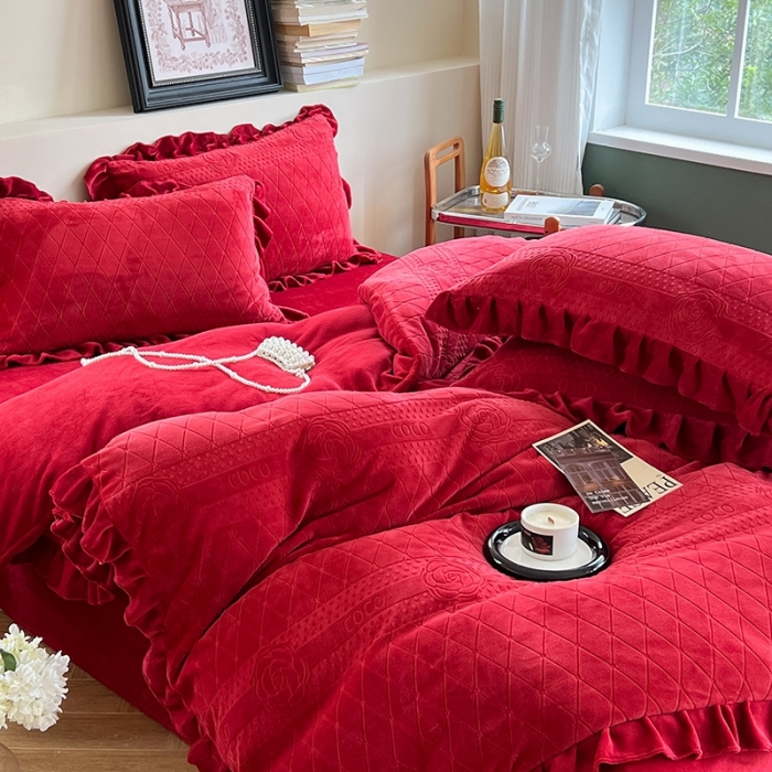 91家纺网 家纺一手货源 找家纺 萝莉家纺 2023新款公主风加厚牛奶绒立体压花四件套 山茶花红