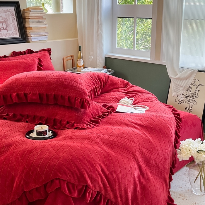 91家纺网 家纺一手货源 找家纺 萝莉家纺 2023新款公主风加厚牛奶绒立体压花四件套 山茶花红