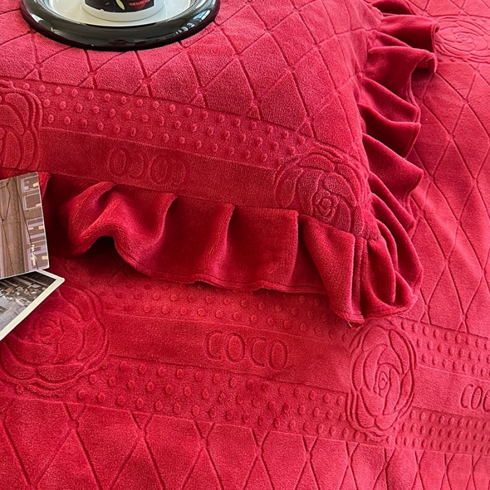 91家纺网 家纺一手货源 找家纺 萝莉家纺 2023新款公主风加厚牛奶绒立体压花四件套 山茶花红