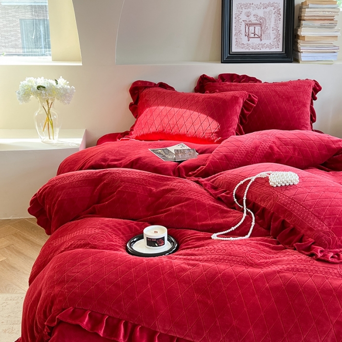 91家纺网 家纺一手货源 找家纺 萝莉家纺 2023新款公主风加厚牛奶绒立体压花四件套 山茶花红