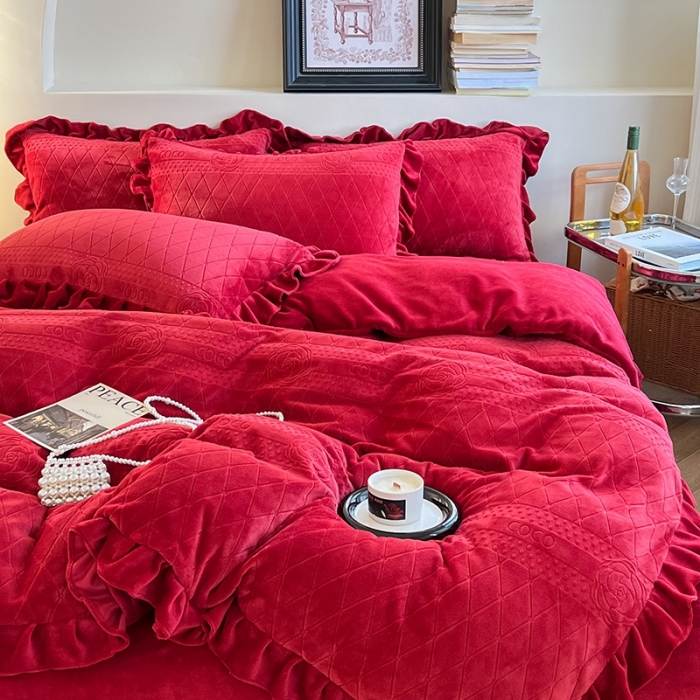 91家纺网 家纺一手货源 找家纺 萝莉家纺 2023新款公主风加厚牛奶绒立体压花四件套 山茶花红