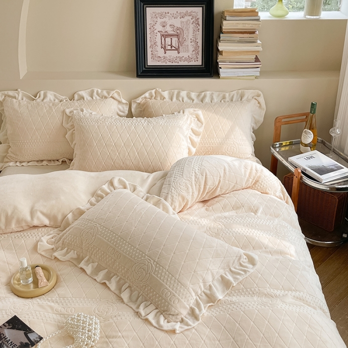 91家纺网 家纺一手货源 找家纺 萝莉家纺 2023新款公主风加厚牛奶绒立体压花四件套 山茶花米