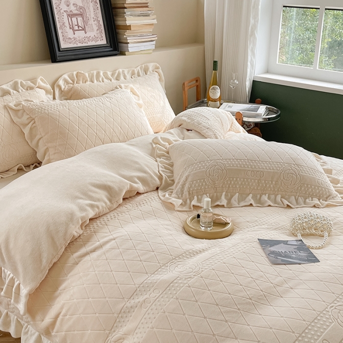 91家纺网 家纺一手货源 找家纺 萝莉家纺 2023新款公主风加厚牛奶绒立体压花四件套 山茶花米