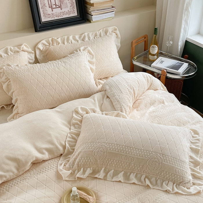 91家纺网 家纺一手货源 找家纺 萝莉家纺 2023新款公主风加厚牛奶绒立体压花四件套 山茶花米