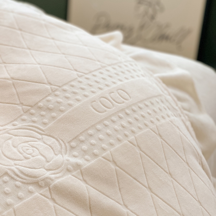 91家纺网 家纺一手货源 找家纺 萝莉家纺 2023新款公主风加厚牛奶绒立体压花四件套 山茶花米