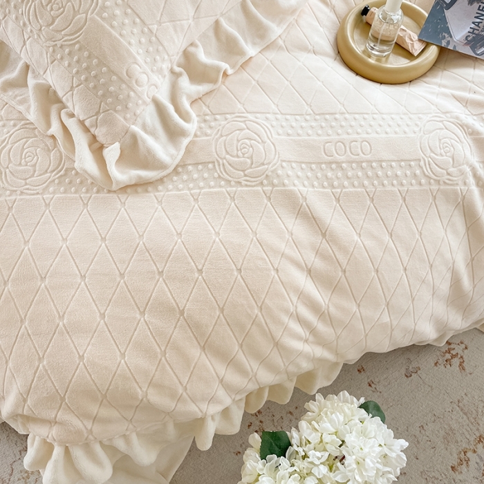 91家纺网 家纺一手货源 找家纺 萝莉家纺 2023新款公主风加厚牛奶绒立体压花四件套 山茶花米