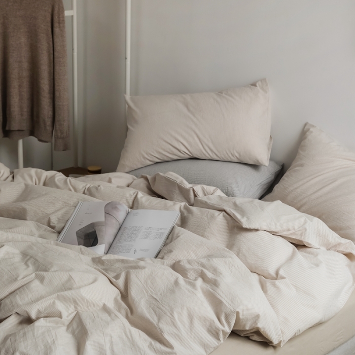 91家纺网 家纺一手货源 找家纺 云上 2023新款全棉色织水洗棉四件套无印专柜同款极细条纹 米色极细条纹