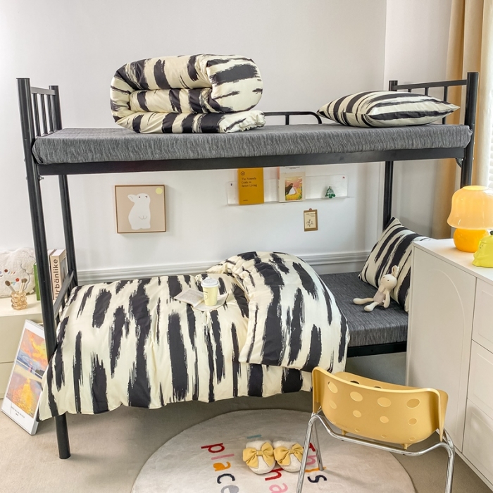 91家纺网 家纺一手货源 找家纺 吉象 2025新款全棉印花学生宿舍三件套 文艺黑