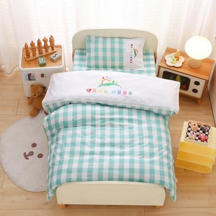 91家纺网 家纺一手货源 找家纺 订做纯色绣花logo纯棉刺绣园标幼儿园被子三件套午睡六件套 大绿格